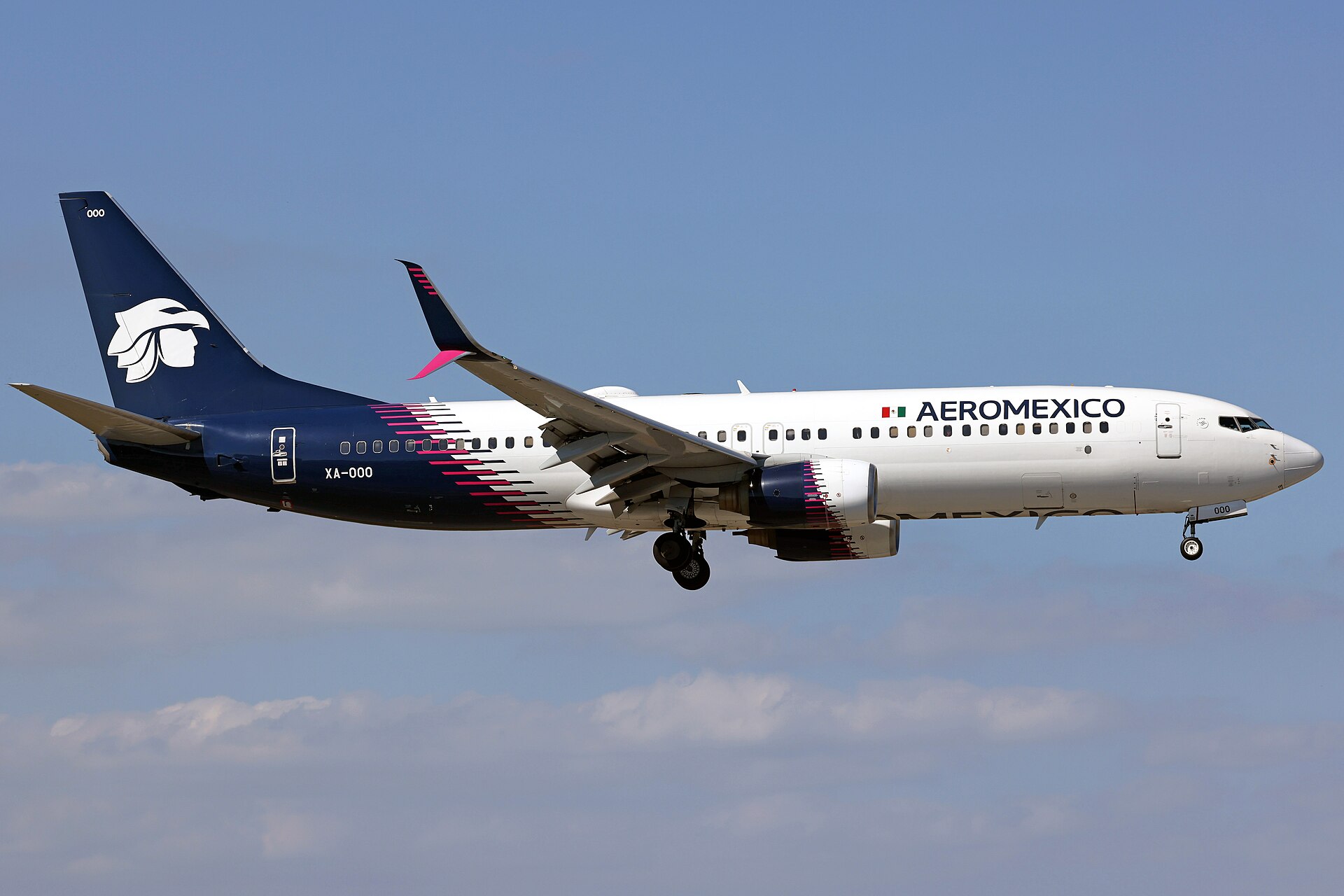 Aeromexico aircraft (AM) — aerolínea con rutas internacionales, photo via Wikimedia Commons (Wikipedia summary)