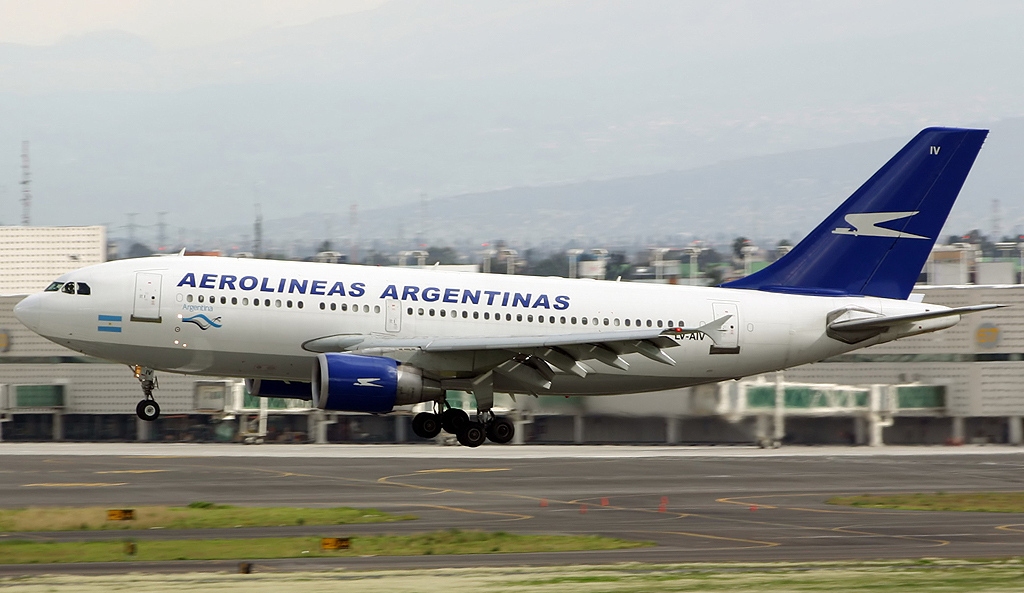 Aerolíneas Argentinas aircraft (AR) — aerolínea con rutas internacionales, photo via Wikimedia Commons (Wikipedia media-list)
