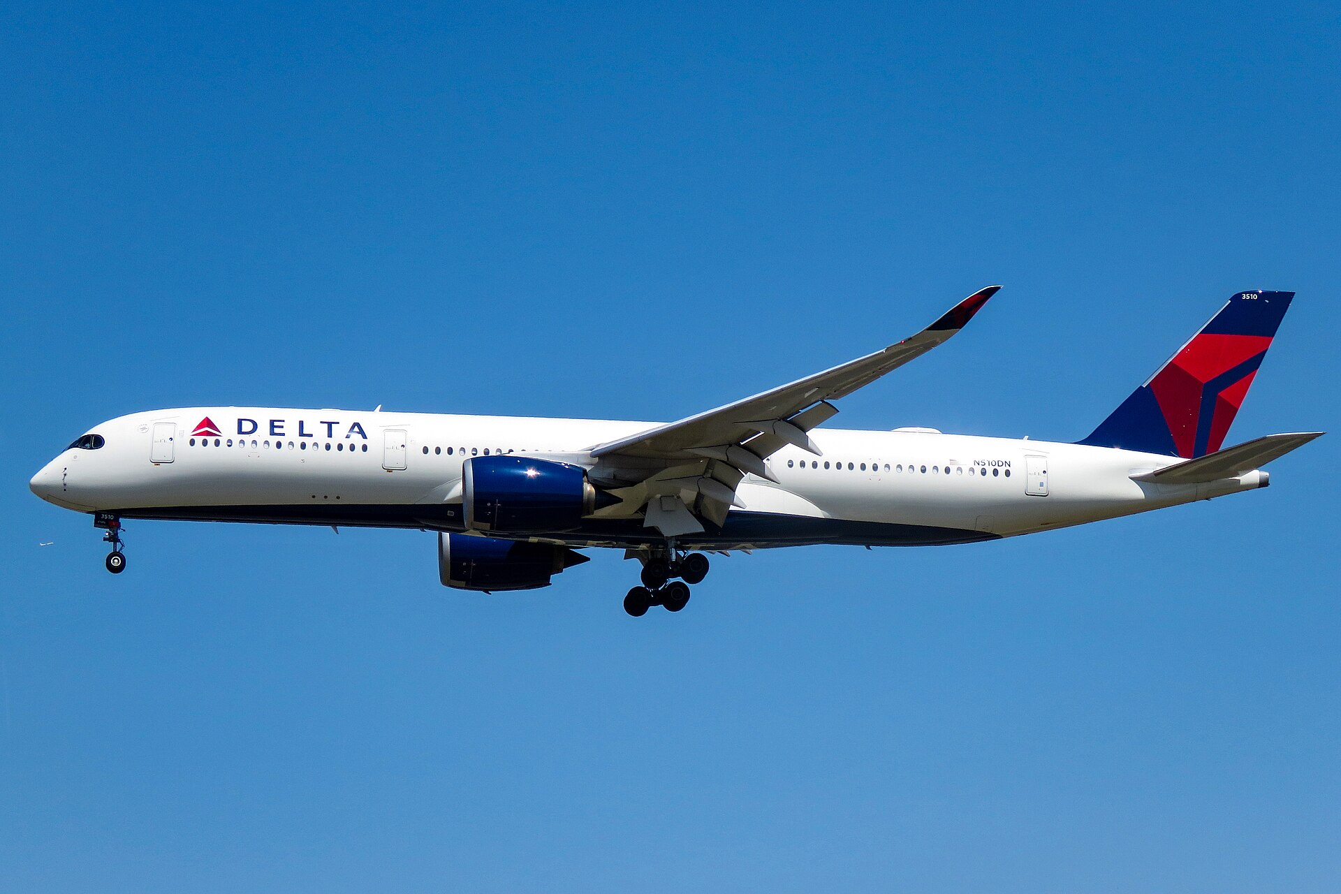 Delta Air Lines aircraft (DL) — aerolínea con rutas internacionales, photo via Wikimedia Commons (Wikipedia summary)
