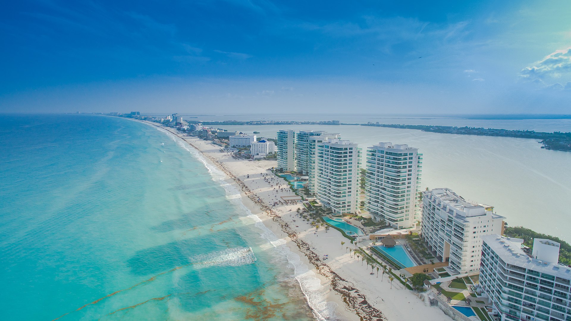 Cancún (CUN) — aeropuerto puerta de entrada al Caribe, photo via Wikimedia Commons (media-list scan)