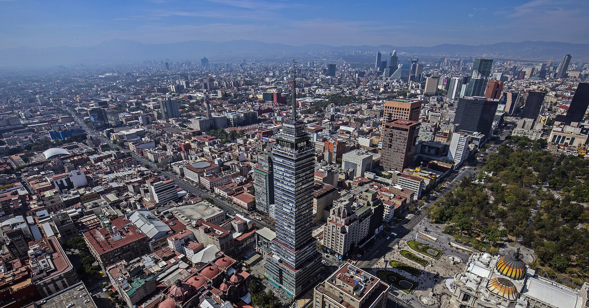 Ciudad de México (MEX) — aeropuerto del corredor paisano hacia Estados Unidos, photo via Wikimedia Commons (media-list scan)
