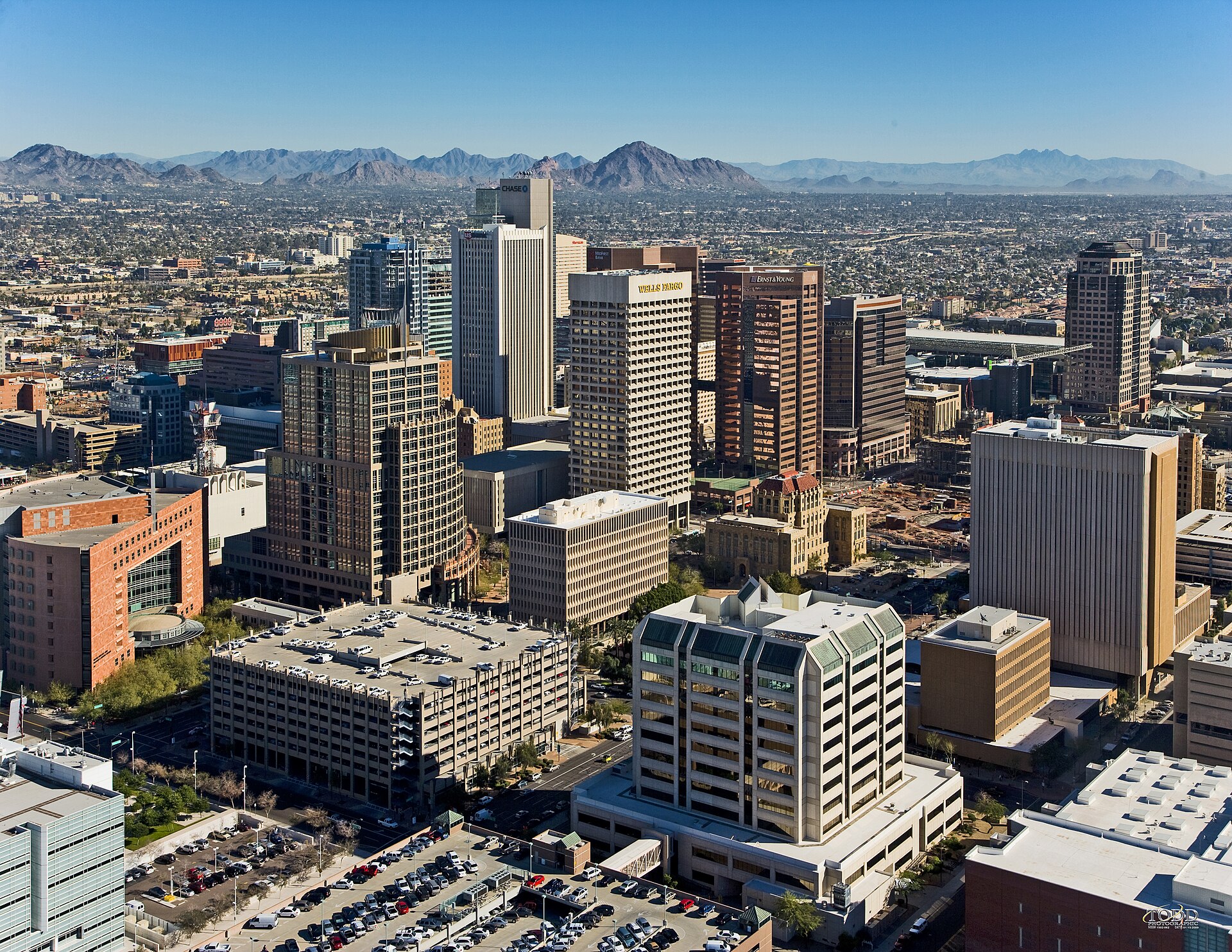 Phoenix (PHX) — aeropuerto del corredor paisano hacia Estados Unidos, photo via Wikimedia Commons (Wikipedia skyline article)