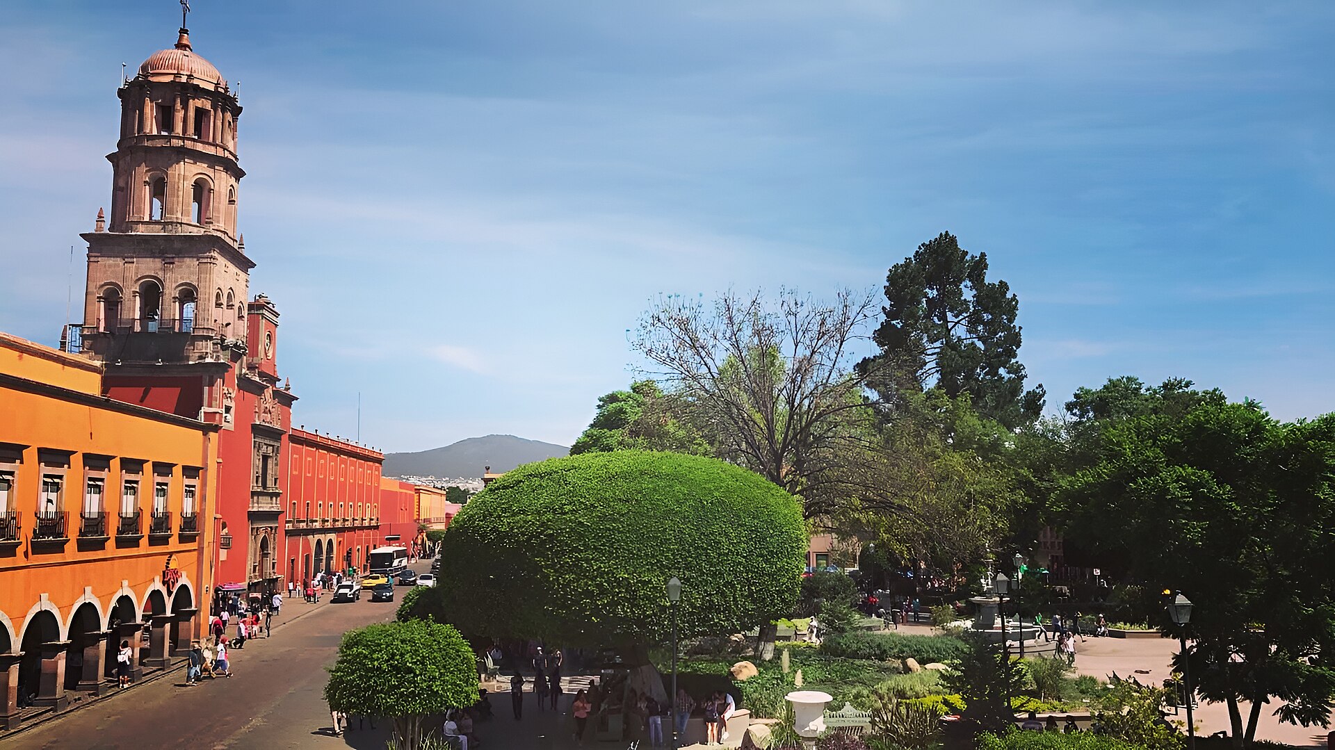 Querétaro (QRO) — aeropuerto internacional, photo via Wikimedia Commons (Wikipedia skyline article)