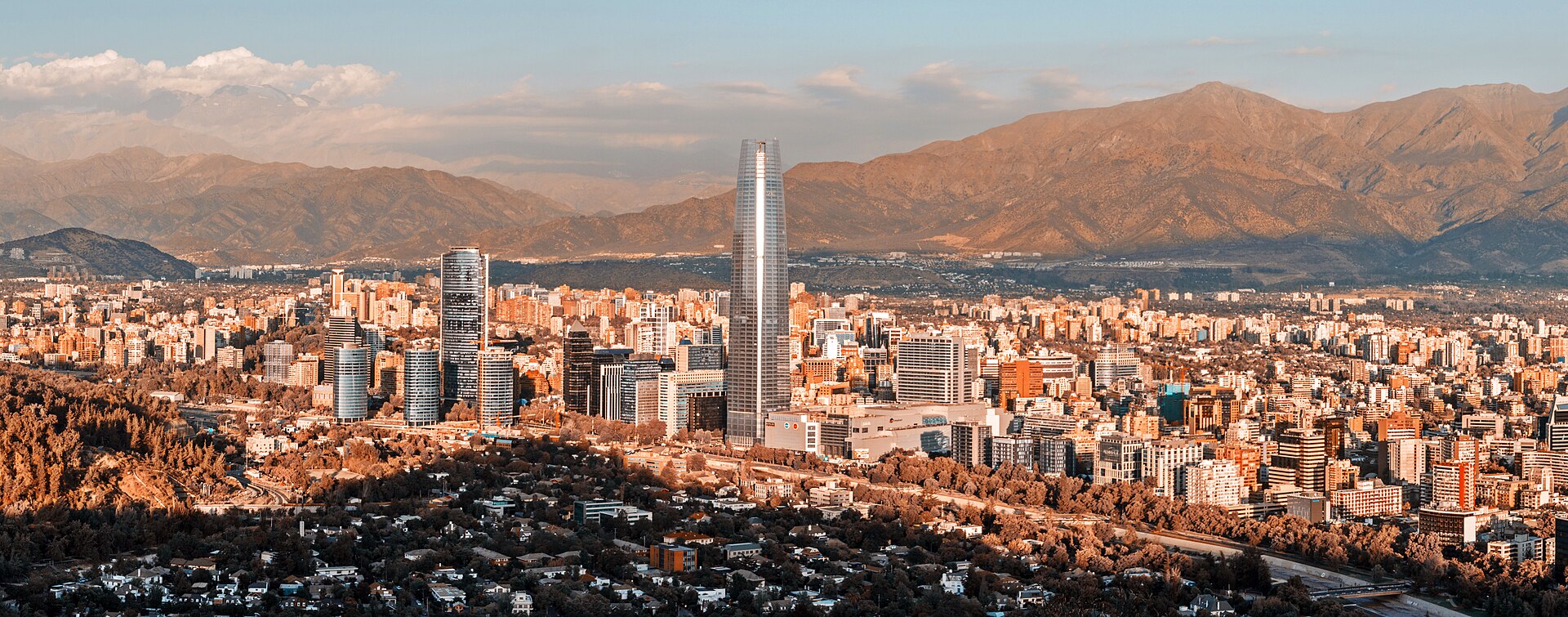 Santiago (SCL) — aeropuerto del corredor LATAM Pacific Alliance, photo via Wikimedia Commons (media-list scan)