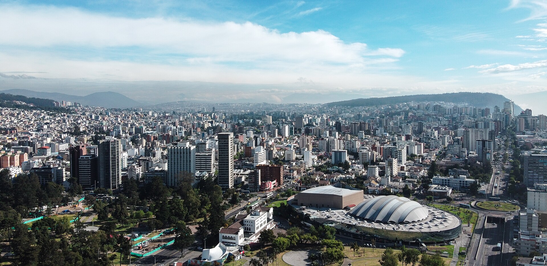 Quito (UIO) — aeropuerto del corredor LATAM Pacific Alliance, photo via Wikimedia Commons (media-list scan)